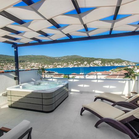 Villa Dalmatian Child With Swimming Pool, Close To The Beach Vinišće Exterior foto